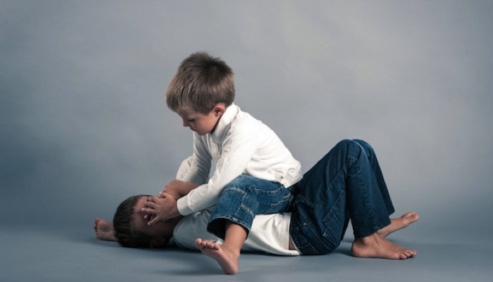 Mon enfant est agressif avec les autres enfants : que faire ? - Bébés - Les Enfants Des Autres
