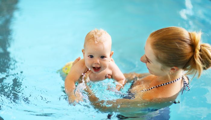 cours de piscine avec bébé