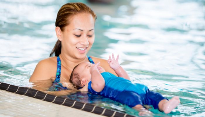 cours de piscine avec bébé