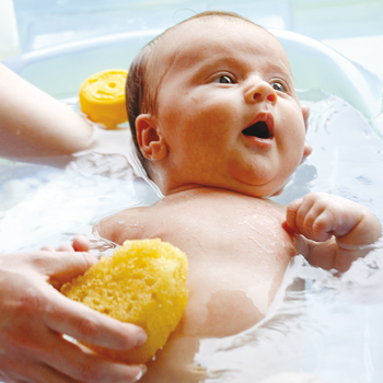 Le bain de bébé : Le dos et le corps