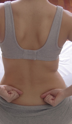 S’auto-masser le dos pendant la grossesse