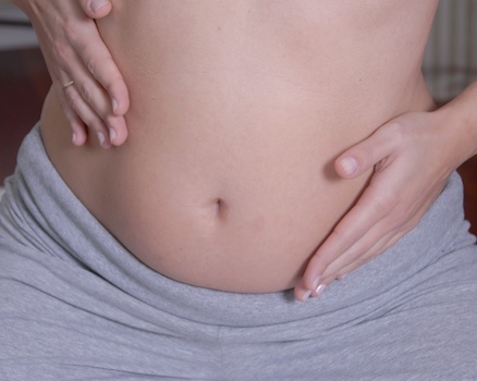 Massage du ventre pendant la grossesse