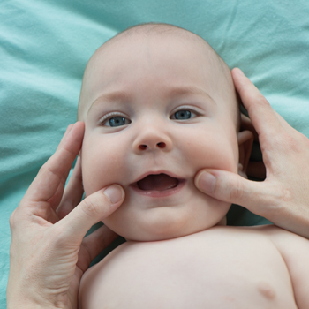Comment masser la tête de bébé
