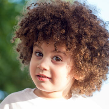 Enfant avec les cheveux crêpés