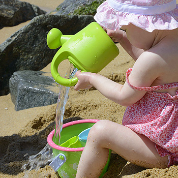 Bébé joue sur la plage