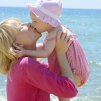Maman et bébé sur la plage